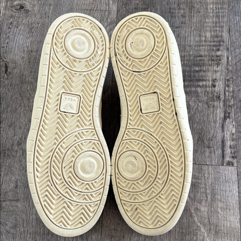 Veja V-90 Sneakers - Picture 7 of 8